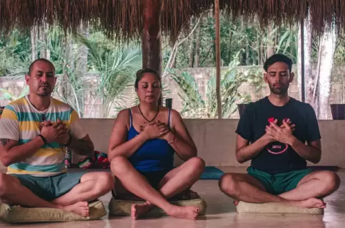 trio-meditando