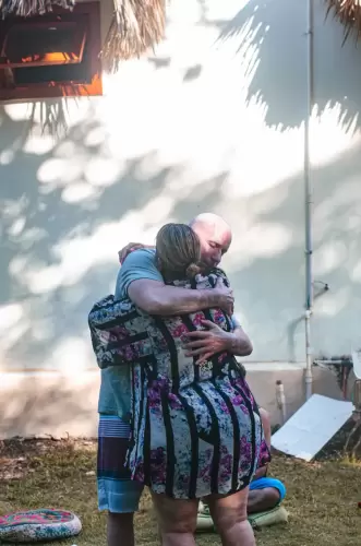 vero-y-bart-hug-smile